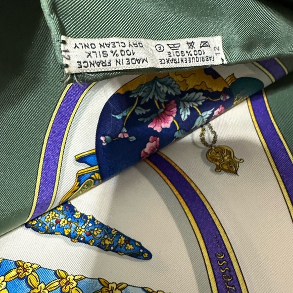 HERMES ❤️🌟 “ QU’IMPORTE LE FLACON..” SILK SCARF HAND-ROLLED EDGES W/ BOX⭐️ - Picture 6 of 6